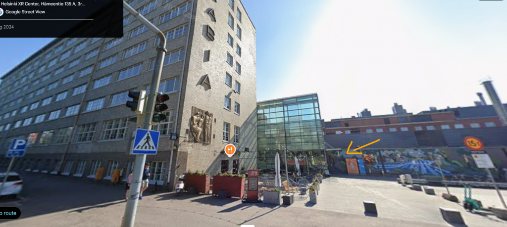 Helsinki XR Centerin sisäänkäynti Hämeentie 135 A:ssa, kulje Arabiakeskuksen kautta sisäänkäynnille, lasiseinäinen aula.